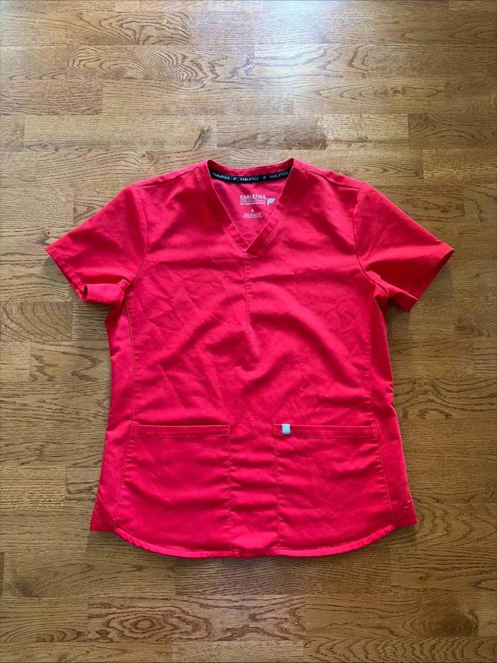 Fabletics 2 Pocket Scrub Top Red V Neck S Short Sleeve Uniform Shirt Scarlet
